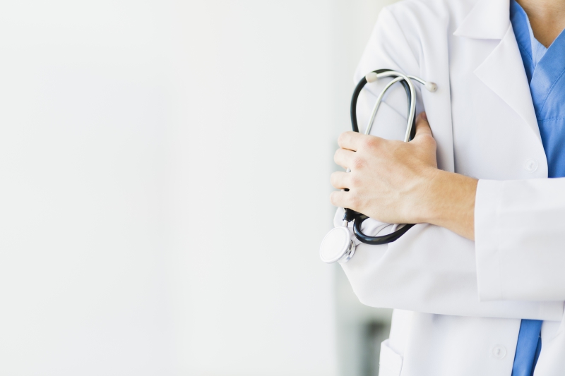 infirmerie-CABASSE-min_doctor-physician-white-coat-uniform-medical-assistant-stethoscope-1571983-pxhere.com